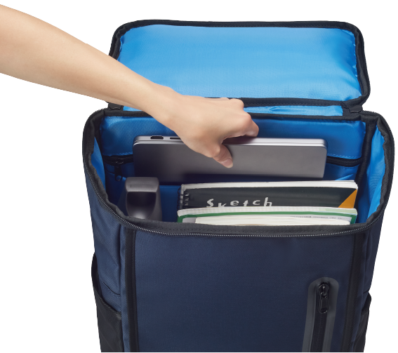 中の物が見えやすいライトブルーを採用